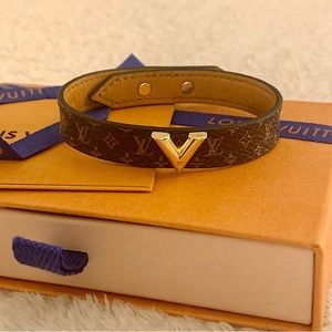 Louis Vuitton Essential V Bracelet size 19